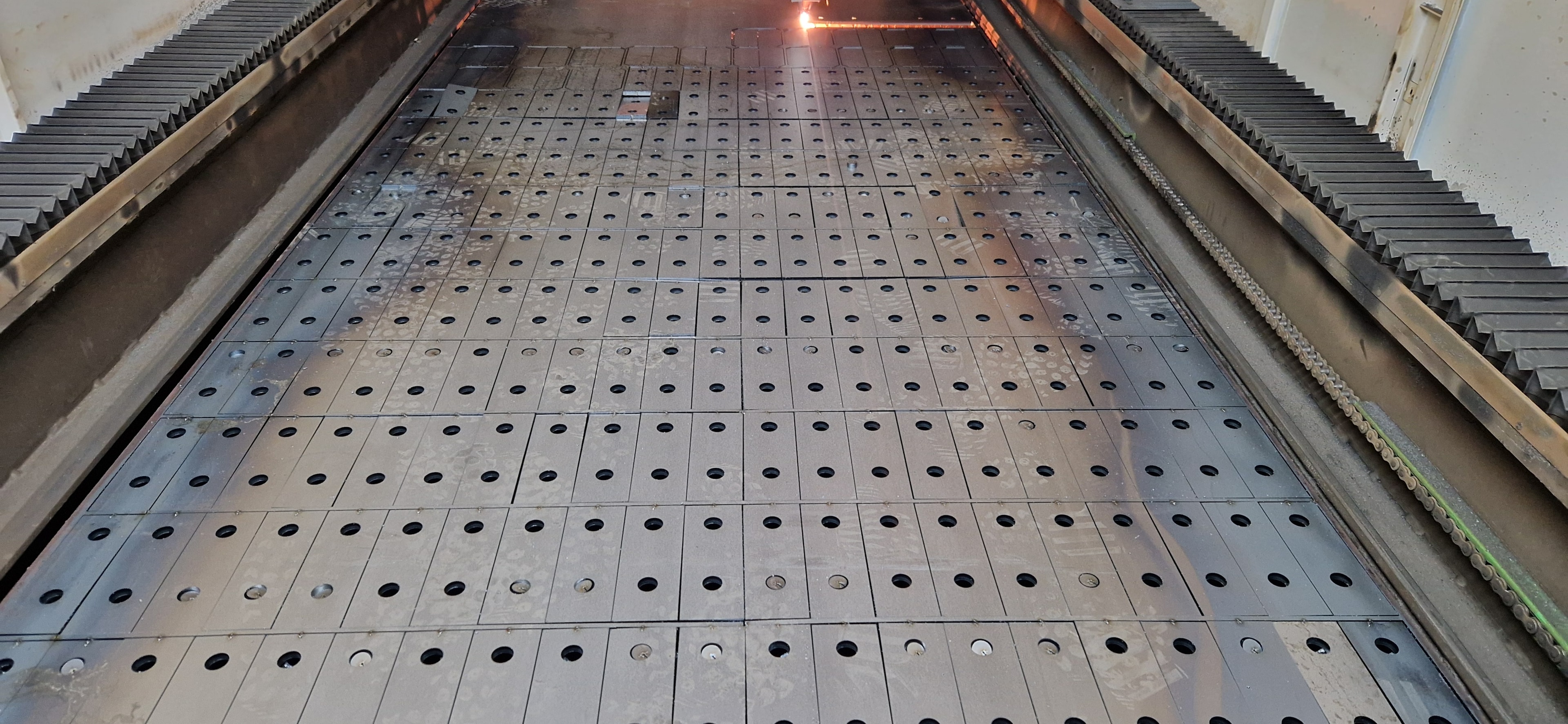 Laser cutting machine bed with cutting head in action